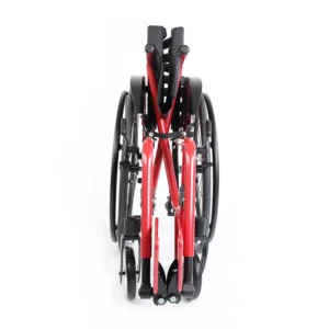 ein gefalteter Rollstuhl mit Rädern