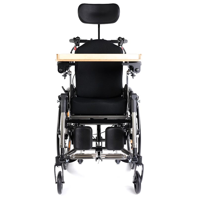 Kantelrollstuhl-Loop-RS-titangrau-frontal-Therapietisch-Holz