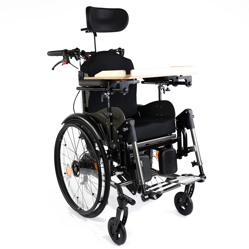 Kantelrollstuhl-Loop-RS-titangrau-schräg-rechts-Therapietisch-Holz