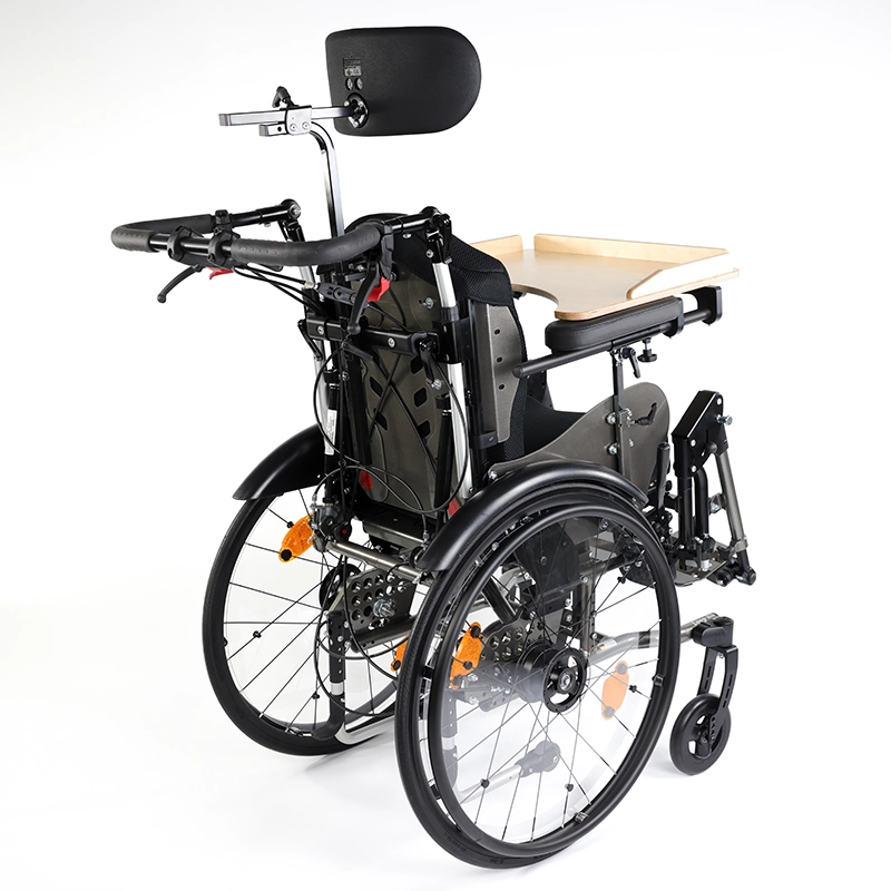 Kantelrollstuhl-Loop-RS-titangrau-schräg-rechts-hinten-Therapietisch-Holz