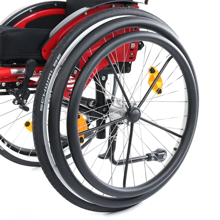 Doppelgreifring an einem roten Rollstuhl